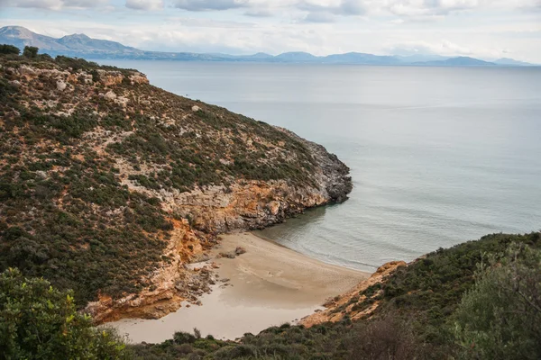 Весняний пейзаж з морем і піщаним пляжем — стокове фото