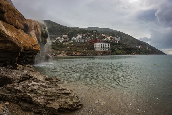 Thermische watervallen op het strand in Loutro Edipsou — Stockfoto