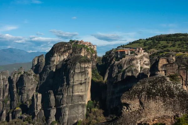 Udsigt over bjerge og klostre i Meteora - Stock-foto