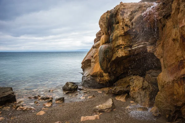 Termiska vattenfall på stranden i Loutro Edipsou — Stockfoto