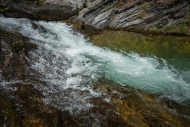 Nehir şelale Olimpos Dağı üzerinde