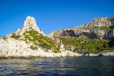 Uçurumlar ile doğal deniz manzarası