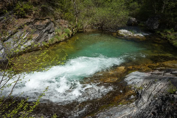 Río con cascada en el Monte Olimpo — Foto de Stock