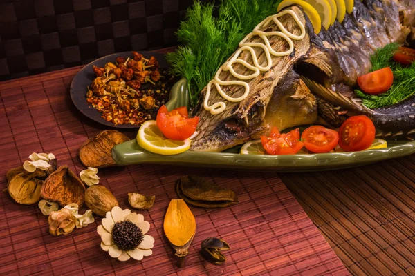 Limon ile dekore edilmiş mersin balığı — Stok fotoğraf