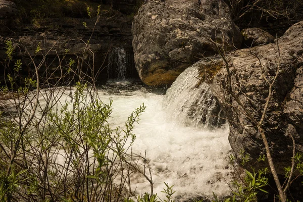 Fluss mit Wasserfall auf dem olympischen Berg — Stockfoto