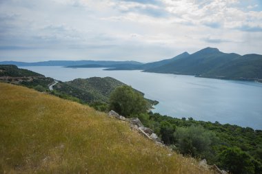 dağ ve deniz manzara