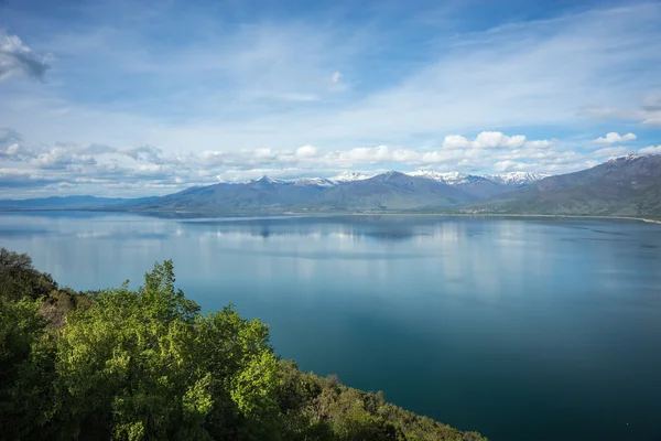 Montagnes et lac Prespa — Photo