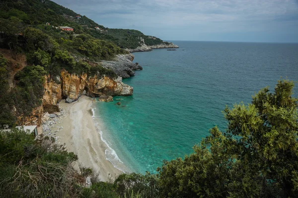 Мальовничий пляж Mylopotamos — стокове фото