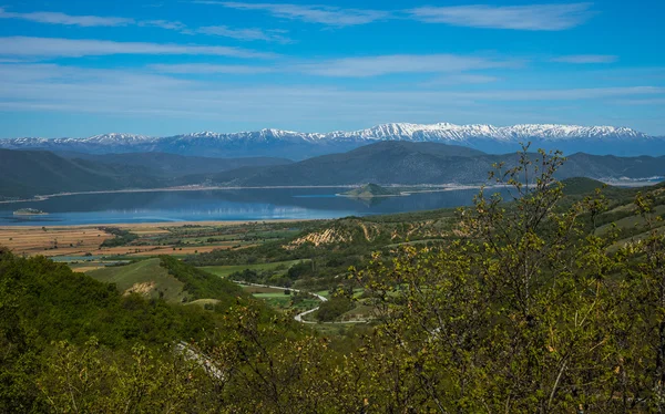 Montagnes et lac Prespa — Photo