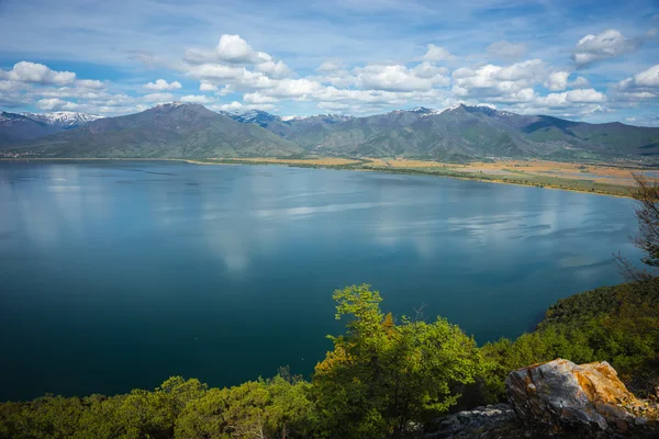 Montagnes et lac Prespa — Photo