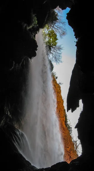 Vodopád Monasterio de Piedra z jeskyně — Stock fotografie