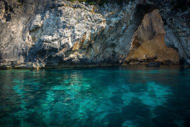 Deniz manzarası, uçurumlar ve plajlar Paxi, Yunanistan