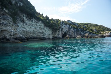 Deniz manzarası, uçurumlar ve plajlar Paxi, Yunanistan