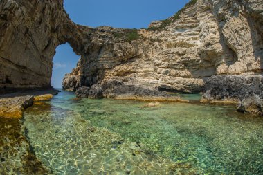 Uçurumlar, Paxi eşsiz ve doğal kemer