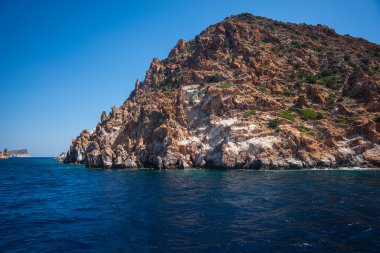 Ada Milos yakınındaki pitoresk kayalar