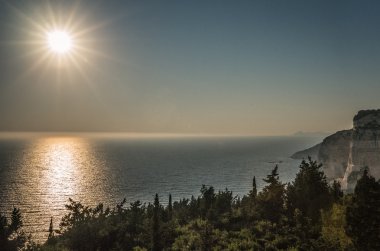 Deniz manzarası, uçurumlar ve Paxi Adası üzerinde plajlar