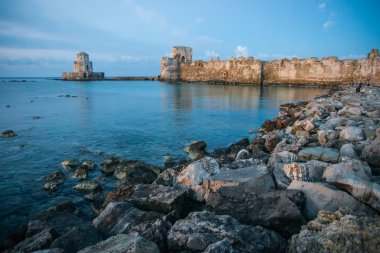 Deniz manzarası ve Methoni, Peloponnese Kalesi'nin kalıntıları