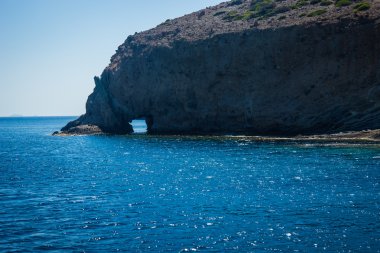 Ada Milos yakınındaki pitoresk kayalar