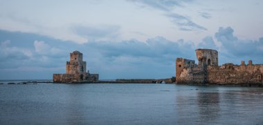 Deniz manzarası ve Methoni Kalesi'nin kalıntıları