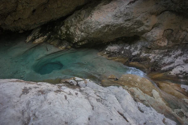 Landschaft mit Fluss und Wasserfall auf Lefkada — Stockfoto