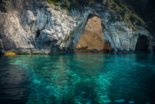 Paisaje marino, acantilados y playas en Paxi, Grecia — Foto de Stock