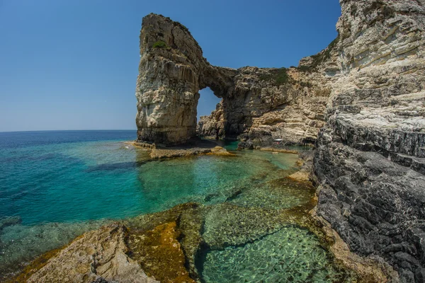 Arc unique et pittoresque dans les falaises, Paxi — Photo