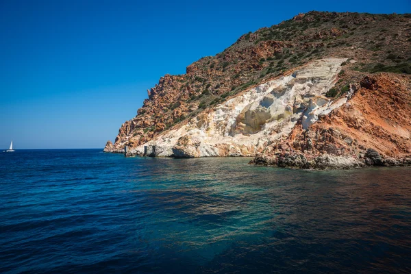 Rochas e iate perto da ilha de Milos — Fotografia de Stock