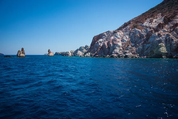 Ada Milos yakınındaki pitoresk kayalar — Stok fotoğraf