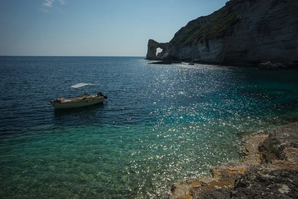 Paisajes marinos, acantilados, barcos y playas de Paxi , — Foto de Stock