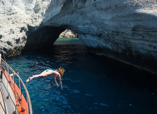 Chica saltando en el agua desde el barco — Foto de Stock