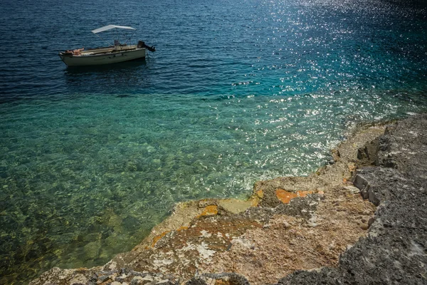 Seascape, klippor, fartyg och stränderna på Paxi, — Stockfoto
