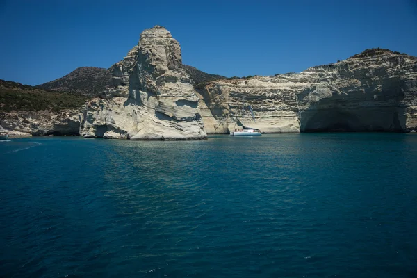 Pintoresco paisaje marino con barcos en Kleftiko — Foto de Stock