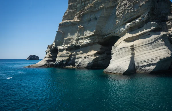 Γραφικό θαλάσσιο τοπίο και τους βράχους στο Κλέφτικο — Φωτογραφία Αρχείου