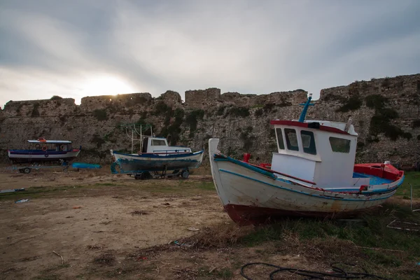 Vissersboten in de buurt van verwoeste muren van Fort — Stockfoto