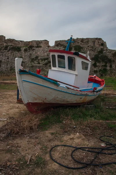 Vissersboot in de buurt van verwoeste muren van Fort — Stockfoto