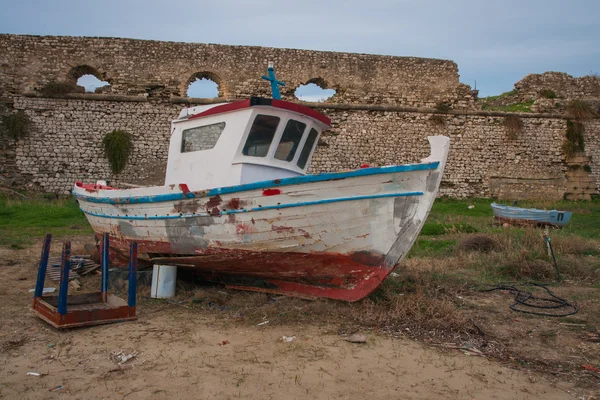 Vissersboten in de buurt van verwoeste muren van Fort — Stockfoto