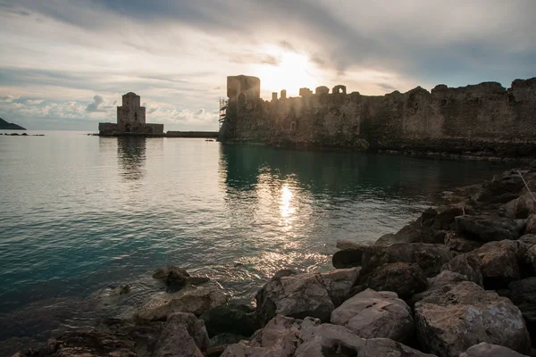 Paysage marin et ruines de la forteresse de Methoni — Photo