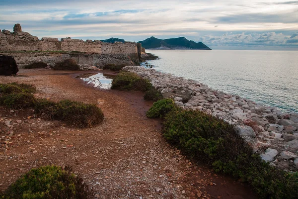 Meereslandschaft und Ruinen der Festung von Methoni, Peloponnes — Stockfoto