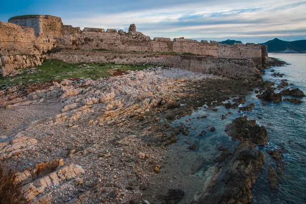 Paisaje marino y ruinas de la fortaleza de Methoni, Peloponeso — Foto de Stock