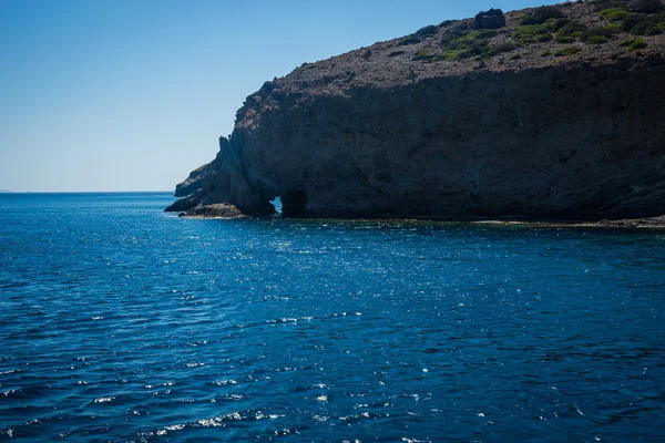 Malerische Felsen in der Nähe der Insel Milos — Stockfoto