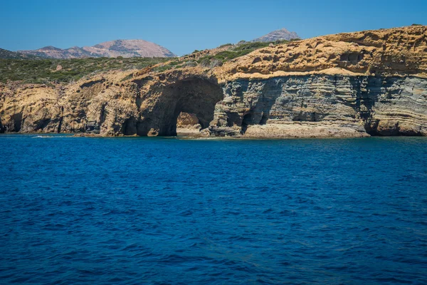 Malerische Felsen in der Nähe der Insel Milos — Stockfoto