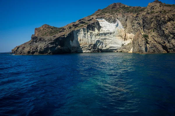 Malerische Felsen in der Nähe der Insel Milos — Stockfoto