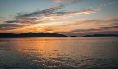 Methoni, Peloponnese yakınındaki gün batımında bay