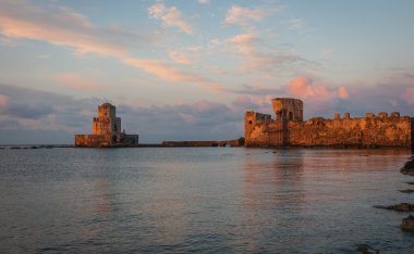 Deniz manzarası ve Methoni Kalesi'nin kalıntıları