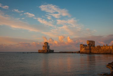 Deniz manzarası ve Methoni Kalesi'nin kalıntıları