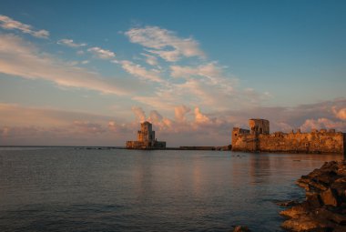 Deniz manzarası ve Methoni Kalesi'nin kalıntıları