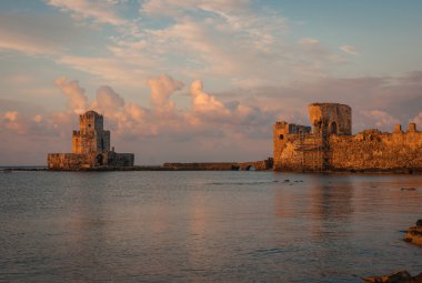 Deniz manzarası ve Methoni Kalesi'nin kalıntıları