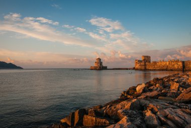 Deniz manzarası ve Methoni Kalesi'nin kalıntıları