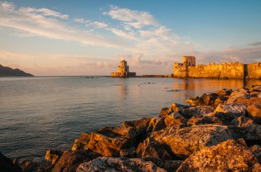 Deniz manzarası ve Methoni Kalesi'nin kalıntıları