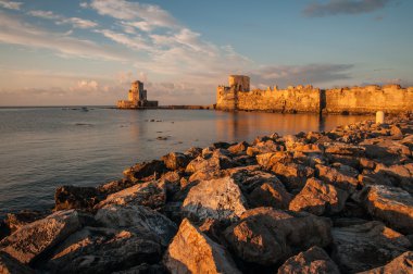 Deniz manzarası ve Methoni Kalesi'nin kalıntıları